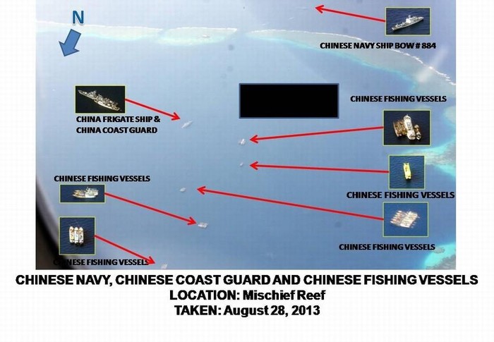 Hình ảnh được chụp lại từ trên máy bay trong khoảng nửa cuối tháng 8/2013 ngoài bãi Cỏ Mây, Trung Quốc điều động một loạt tàu gồm chiến hạm, tàu tuần tra và &quot;tàu cá&quot; vây hãm lực lượng Philippines.