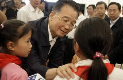 Hình ảnh cựu Thủ tướng Ôn Gia Bảo trong chuyến thị sát khắc phục hậu quả trận động đất tại Tứ Xuyên năm 2008 trên truyền thông nhà nước Trung Quốc.
