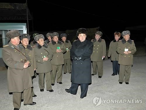 Nhà lãnh đạo Kim Jong-un thị sát cuộc diễn tập nhảy dù của lực lượng đặc nhiệm Triều Tiên.