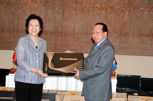 Bà Bố Kiến Quốc, Đại sứ Trung Quốc và Phó thủ tướng kiêm Ngoại trưởng Campuchia Hor Namhong.