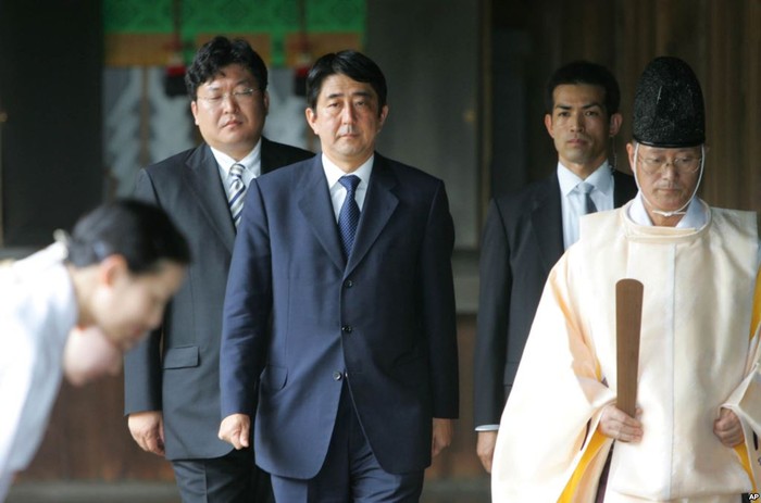 Thủ tướng Nhật Bản Shinzo Abe giải thích, việc thăm đền Yasukuni là nhằm tưởng niệm hàng triệu người Nhật đã chết trong chiến tranh và nước Nhật cam kết sẽ không bao giờ gây chiến. Trung Quốc, Hàn Quốc không chấp nhận điều này.