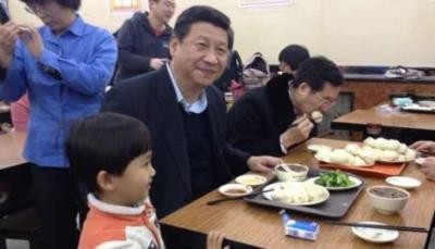 Hình ảnh ông Tập Cận Bình trò chuyện với người dân sau bữa trưa ở tiệm bánh bao Khánh Phong từng gây sốt trong dư luận.