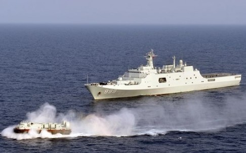 Tàu đổ bộ Trung Quốc tập trận trái phép ở khu vực quần đảo Trường Sa thuộc chủ quyền Việt Nam.