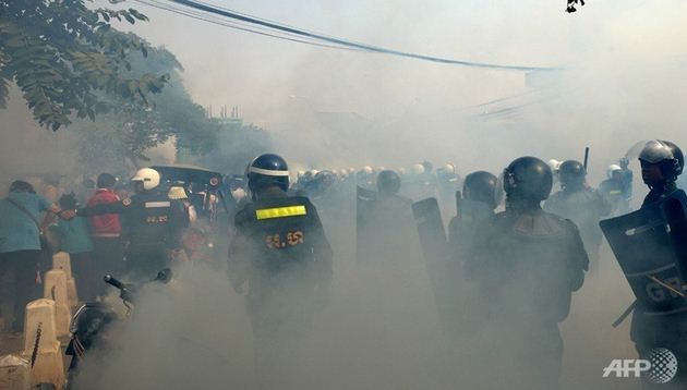 Cảnh sát Campuhia sử dụng lựu đạn khói giải tán biểu tình.