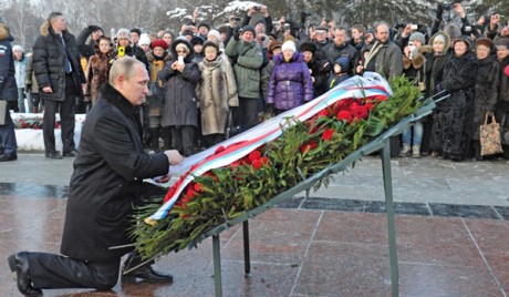 Tổng thống Nga Vladimir Putin quỳ gối dâng hoa tưởng niệm những chiến sĩ hy sinh.