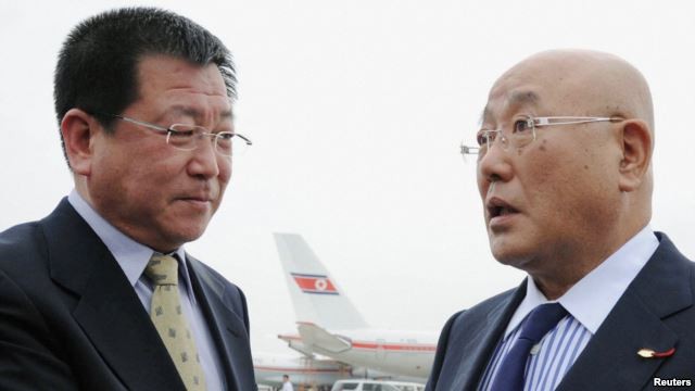 Từ khi lên nắm quyền, Thủ tướng Shinzo Abe từng phái đặc sứ Isao Iijima (phải) đi Triều Tiên giải quyết vấn đề con tin. Thứ trưởng Ngoại giao Triều Tiên Kim Chol-ho (trái) đón Iijima tại sân bay.