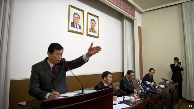 Nhân viên đại sứ quán Triều Tiên điều hành buổi họp báo.