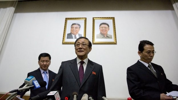 Đại sứ Bắc Triều Tiên tại Trung Quốc Ji Jae-ryong (giữa) và 2 nhân viên phiên dịch trong buổi họp báo.