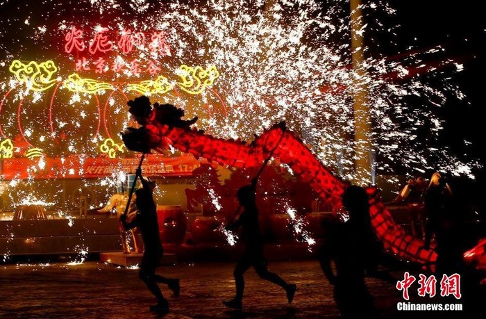 Màn pháo hoa và múa rồng rực rỡ chào đón năm mới Giáp Ngọ của người dân Trung Quốc.