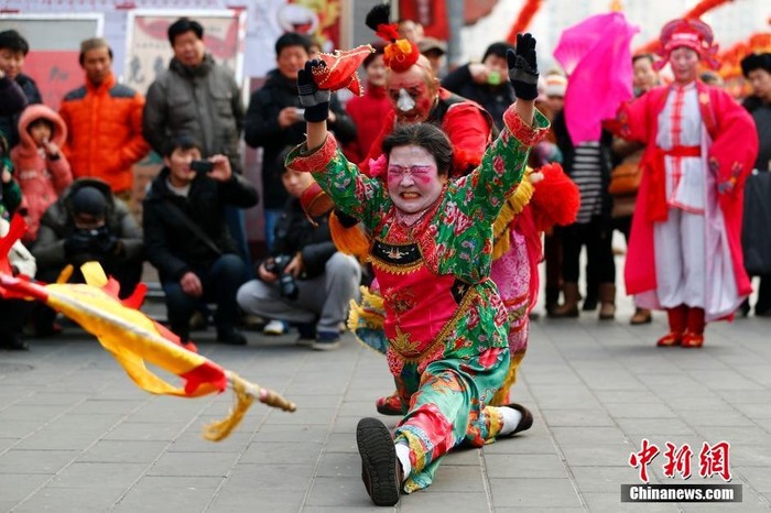 Những màn biểu diễn nghệ thuật dân tộc độc đáo trên đường phố chào năm mới.