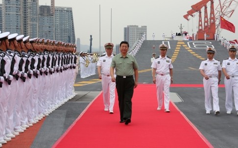 Ông Tập Cận Bình thị sát tàu sân bay Liêu Ninh hồi tháng 8 năm ngoái.