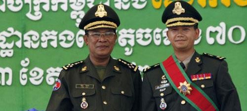 Thủ tướng Campuchia Hun Sen và con trai cả Hun Manet được thăng quân hàm cấp tướng năm ngoái.