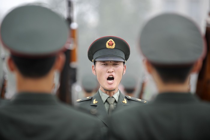 Lính Trung Quốc huấn luyện điều lệnh.