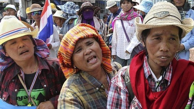 Những người nông dân trồng lúa Thái Lan từng một thời giúp bà Yingluck lên nắm quyền nay đang tham gia đoàn biểu tình đòi lật đổ chính phủ.