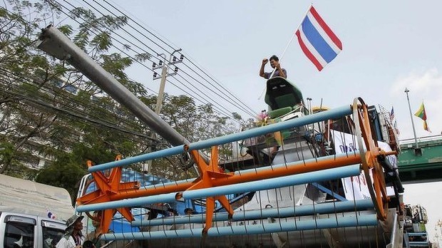 Nông dân Thái Lan kéo cả máy gặt đập liên hợp về Bangkok biểu tình kêu gọi lật đổ chính phủ của bà Yingluck Shinawatra.
