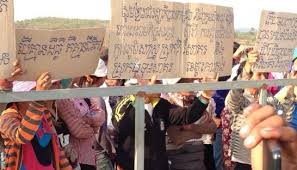 Dân Campuchia biểu tình giữ đất trước cổng doanh nghiệp Trung Quốc.