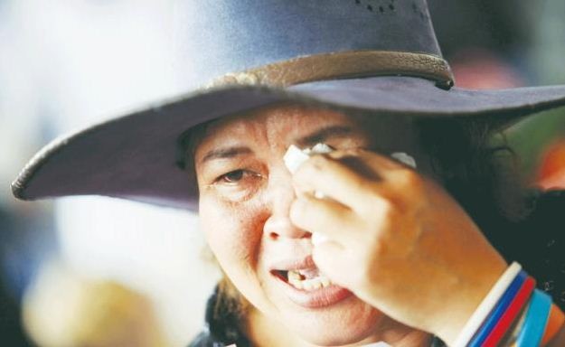 Ratri Kesornsuk, một nông dân từ Ang Thong, khóc khi nói chuyện với các phóng viên bên ngoài Bộ Thương mại, nơi nông dân đã tụ tập để phản đối hôm qua.
