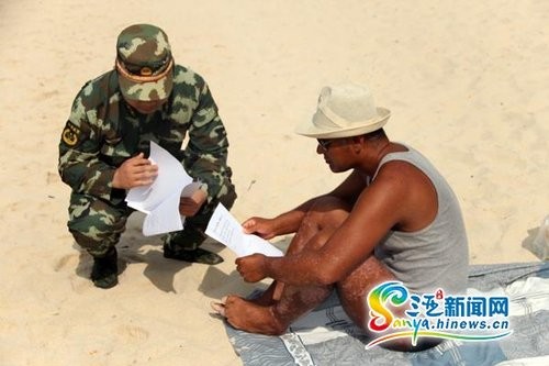 Cảnh sát Tam Á yêu cầu khách du lịch và người dân ký cam kết không &quot;tắm truồng, thả rông&quot; nơi công cộng.