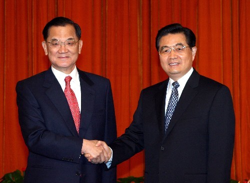 Liên Chiến, Chủ tịch danh dự Quốc dân đảng Đài Loan thực hiện chuyến thăm phá băng sang Bắc Kinh gặp Hồ Cẩm Đào, Tổng bí thư đảng Cộng sản Trung Quốc năm 2006.
