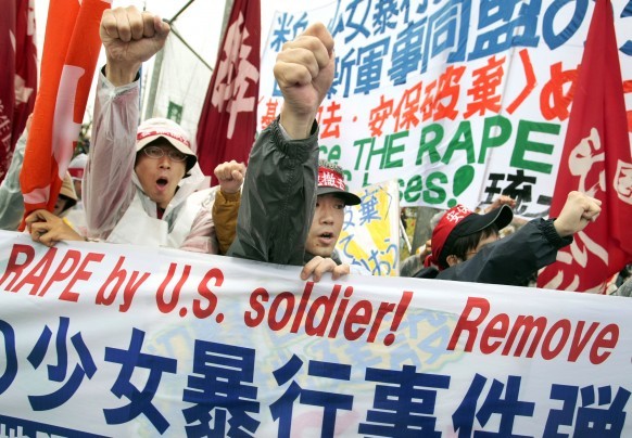 Người dân Nhật Bản biểu tình phản đối nạn lính Mỹ xâm hại tình dục trên địa bàn đóng quân.