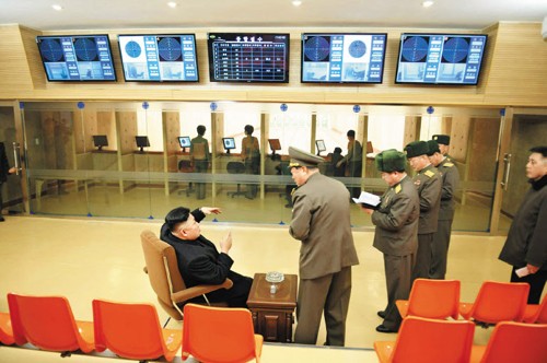 Nhà lãnh đạo Triều Tiên Kim Jong-un đang kiểm tra thử súng tại một nhà máy sản xuất vũ khí.
