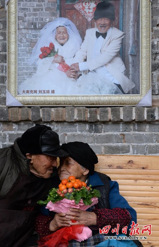 Hạnh phúc bên nhau khi đã ngoài 100 tuổi đời.