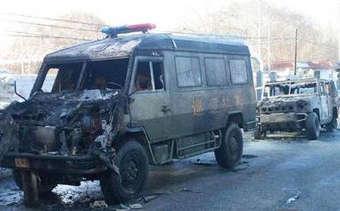 Hiện trường vụ tấn công cảnh sát tại Tân Cương, ít nhất 2 chiếc xe Jeep của cảnh sát bị hư hại nặng.
