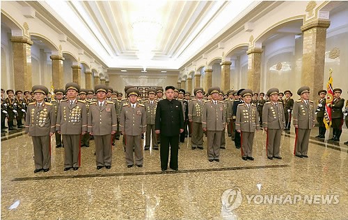 Nhà lãnh đạo Kim Jong-un và các tướng lĩnh quân đội vào lăng viếng cố Chủ tịch Kim Nhật Thành, Kim Jong-il.