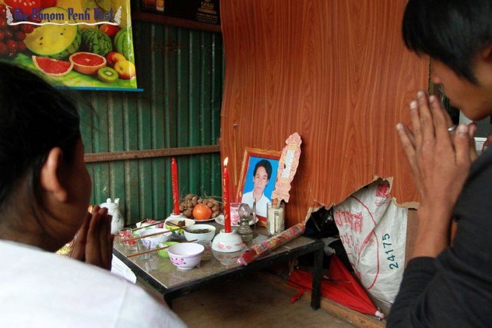Người nhà bên di ảnh nạn nhân, được Phnom Penh Post cho biết có tên Việt là Tran Van Chien (Trần Văn Chiến?), tờ Cambodia Daily đưa tên nạn nhân là Nguyen Yaing Ngoc (Nguyễn Yaing Ngọc).