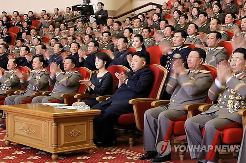 Nhà lãnh đạo Triều Tiên Kim Jong-un và vợ, Ri Sol-ju tham gia lễ kỷ niệm sinh nhật lần thứ 72 của cha mình, Kim Jong-il. Trên tay Kim Jong-un đeo chiếc đồng hồ Thụy Sỹ sang trọng hiệu Movado.