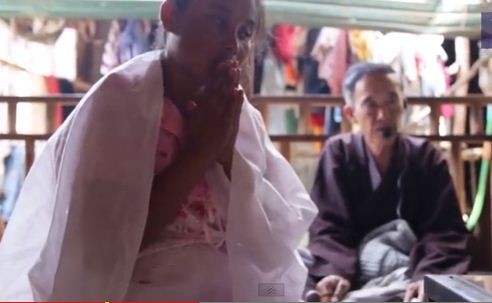 Vợ anh Nguyen Vann Chean quỳ trước di ảnh chồng khi đang mang thai 8 tháng.