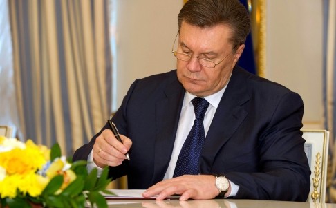 Tổng thống Ukraina Victor Yanukovych ký kết thỏa thuận với phe đối lập.