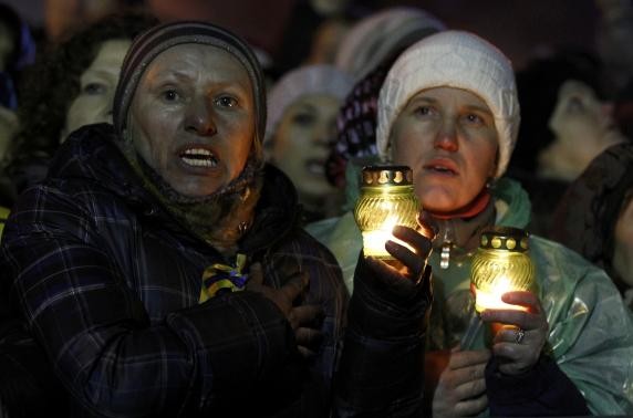 Người biểu tình ở thủ đo Kiev có một đêm thức trắng.