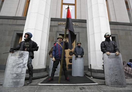 Những người biểu tình đã chiếm trụ sở Quốc hội Ukraina.
