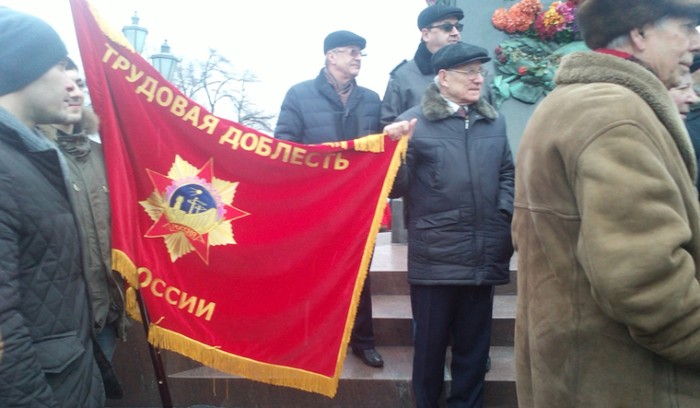 Những cựu chiến binh Nga tham gia mít tinh, tuần hành ủng hộ những người Ukraina nói tiếng Nga &quot;chống chủ nghĩa phát xít&quot;.