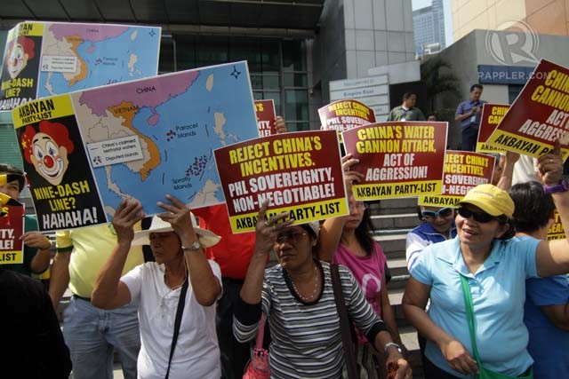 Dân Philippines biểu tình hôm 3/3 chống &quot;củ cà rốt&quot; Trung Quốc và những hành động vi phạm luật pháp quốc tế của Bắc Kinh trên Biển Đông.