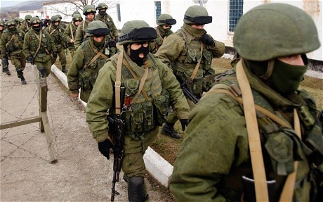 Những người lính có vũ trang không mang phù hiệu trên quân phục đang kiểm soát các mục tiêu trọng yếu trên bán đảo Crimea, Ukraina.