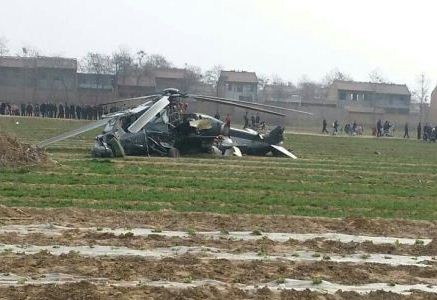 Chiếc trực thăng Z-10 của hàng không lục quân Trung Quốc gãy cánh đuôi rơi xuống ruộng.