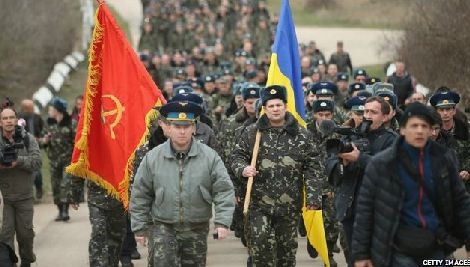 Những người lính Ukraine tuần hành tay không để đòi lại căn cứ đang bị những tay súng ủng hộ Nga chiếm đóng.