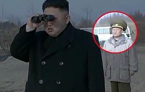 Choe Ryong-hae tập tễnh tháp tùng nhà lãnh đạo Kim Jong-un.
