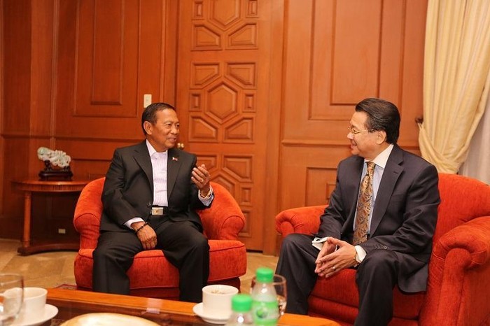 Phó Tổng thống Philippines (trái) và Đại sứ Việt Nam.