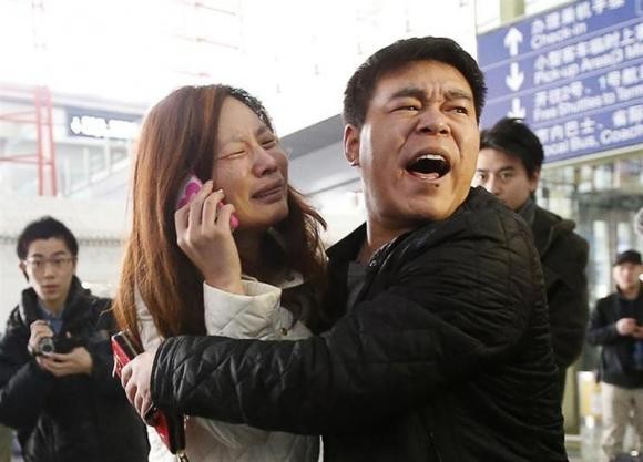 Thân nhân của 1 hành khách Trung Quốc trên chuyến bay từ Malaysia đang mất tích đau đớn chờ tin tại sân bay quốc tế Bắc Kinh.