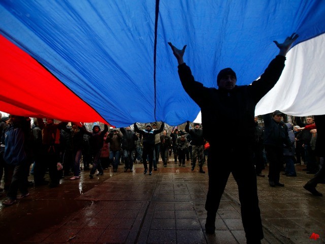 Những người ủng hộ Nga tổ chức biểu tình tại Crimea.