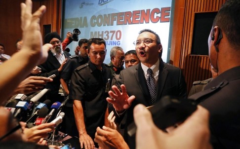 Bộ trưởng Giao thông vận tải Malaysia trong sự bủa vây của báo chí.