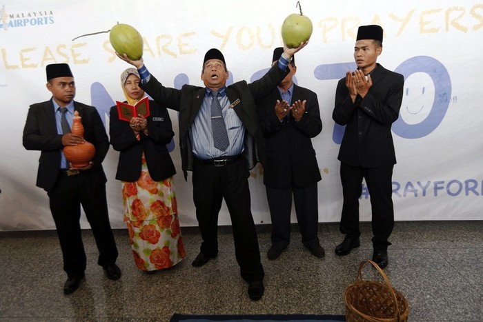 &quot;Trung Quốc triển khai 10 vệ tinh, Malaysia mời 1 phù thủy&quot;, một người Trung Quốc viết.