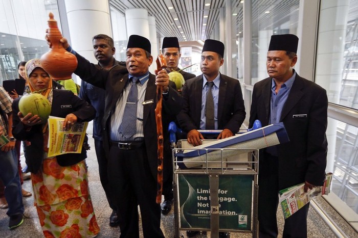 Đại diện Văn phòng Thủ tướng Malaysia Jamil Khir trước đó cho biết, chính phủ hoan nghênh bất kỳ sự giúp đỡ nào trong việc truy tìm MH370, bao gồm cả phù thủy, miễn là phương pháp của họ không trái với thông lệ đạo Hồi.