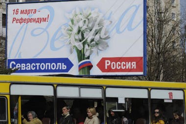 Pa-nô, áp phích cổ động trưng cầu dân ý sáp nhập vào Nga được dựng lên khắp nơi trên bán đảo Crimea.