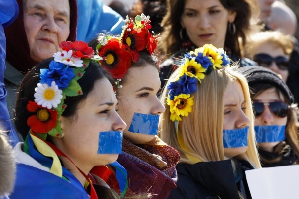 Một số phụ nữ trẻ ở Crimea ủng hộ Ukraine, phản đối việc gia nhập Liên bang Nga.