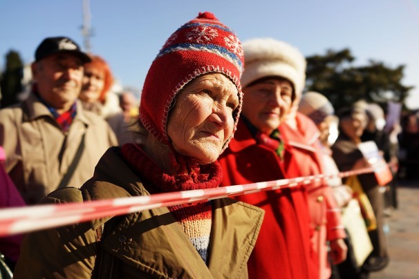 Những người dân bán đảo Crimea đang đứng trước một sự thay đổi lớn lao được hứa rằng cuộc sống của họ sẽ tốt hơn khi gia nhập Nga, đặc biệt là những người về hưu.