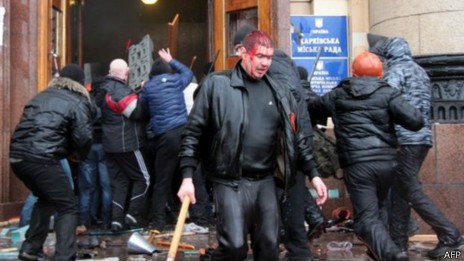Bạo lực liên tục nổ ra tại Kharkiv, một thành phố phía Đông Ukraine giữa những người ủng hộ và những người chống Nga.